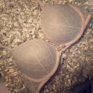 Body by Victoria Victoria’s Secret cream lace bra